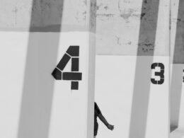 Weiße und graue Wände mit aufgedruckten Zahlen, strukturierte Wandgestaltung als Design-Element in moderner Architektur