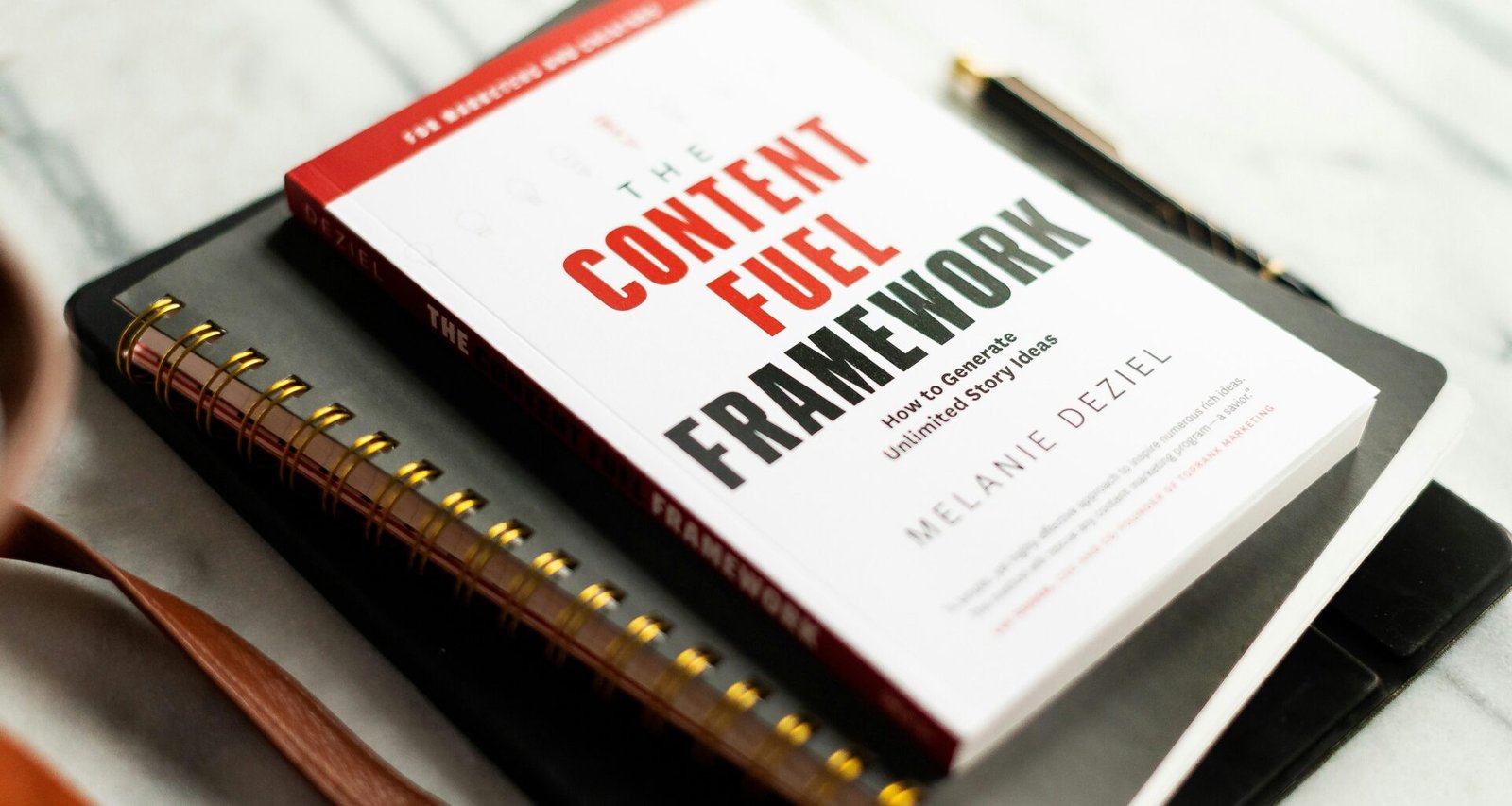 Weiße Box mit rotem Etikett auf neutralem Hintergrund als Beispiel für modernes Verpackungsdesign