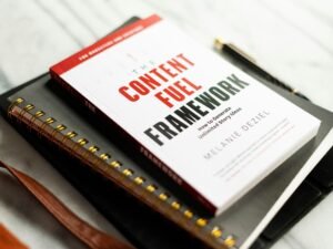 Weiße Box mit rotem Etikett auf neutralem Hintergrund als Beispiel für modernes Verpackungsdesign