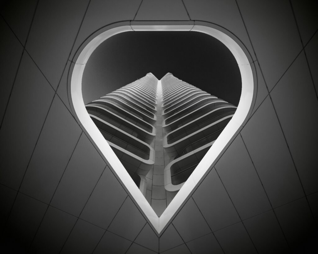 Weiße und schwarze Querstreifen auf einer Zimmerdecke, aufgenommen aus der Perspektive nach oben