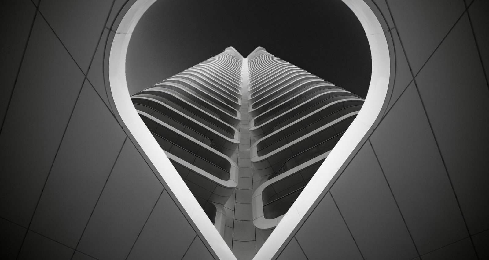 Weiße und schwarze Querstreifen auf einer Zimmerdecke, aufgenommen aus der Perspektive nach oben