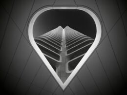 Weiße und schwarze Querstreifen auf einer Zimmerdecke, aufgenommen aus der Perspektive nach oben