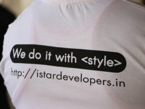 Schwarz-weißes T-Shirt mit dem Aufdruck 'we do it with ', detailreiche Darstellung für Technik-Artikel