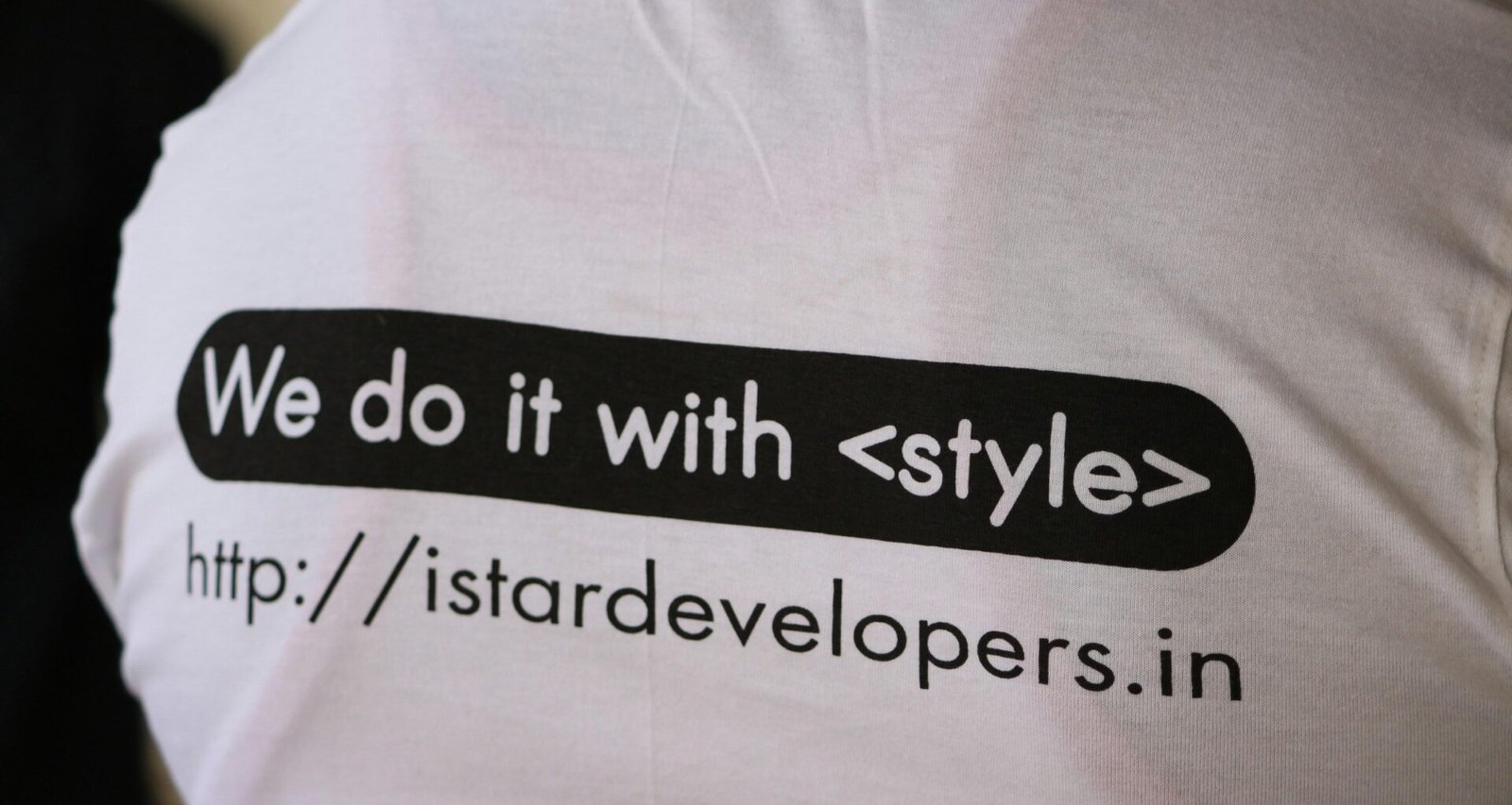 Weißes und schwarzes T-Shirt mit der Aufschrift 'we do it with ', fotografiert als Symbol für modernen Lifestyle