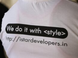 Weißes und schwarzes T-Shirt mit der Aufschrift 'we do it with ', fotografiert als Symbol für modernen Lifestyle