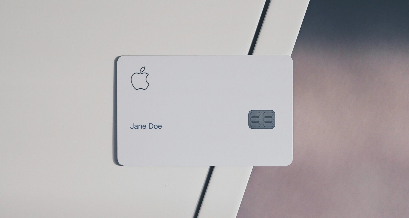 Weiße Apple Card liegt auf einer hellen Oberfläche und hebt das moderne Design der Kreditkarte hervor