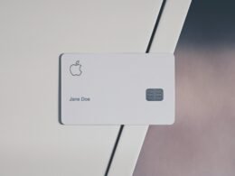 Weiße Apple Card liegt auf einer hellen Oberfläche und hebt das moderne Design der Kreditkarte hervor