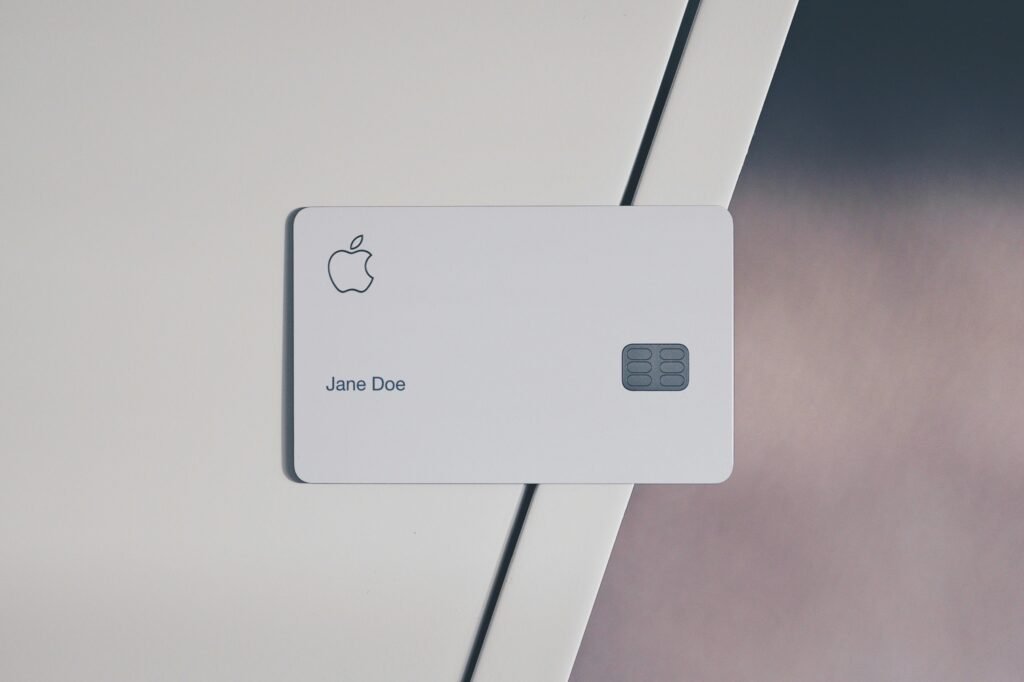 Weiße Apple Card liegt auf einer hellen Oberfläche und zeigt das minimalistische Design von Apple