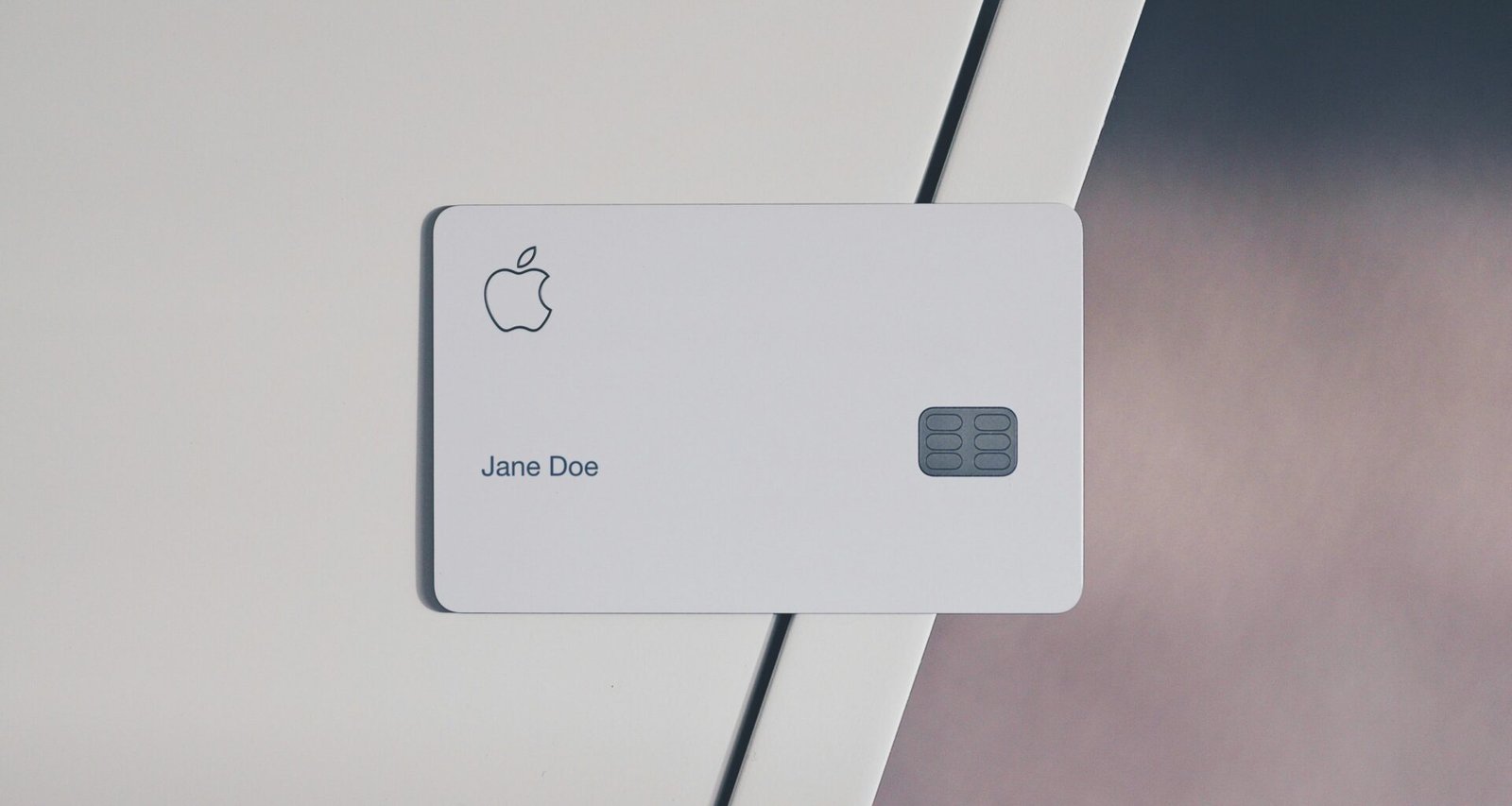 Weiße Apple Card liegt auf einer hellen Oberfläche und zeigt das minimalistische Design von Apple