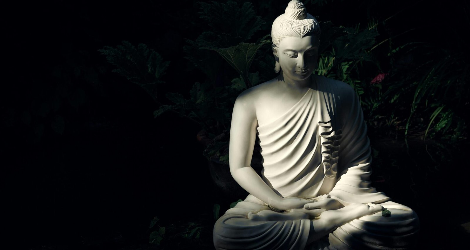 Weiße Buddha-Statue auf einer spiegelnden Wasseroberfläche mit ruhigem Hintergrund