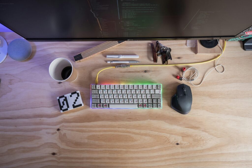 Weiße Computertastatur neben Maus auf einem hellen Schreibtisch, ideal für produktive Arbeit am Computer in modernen Büroumgebungen.