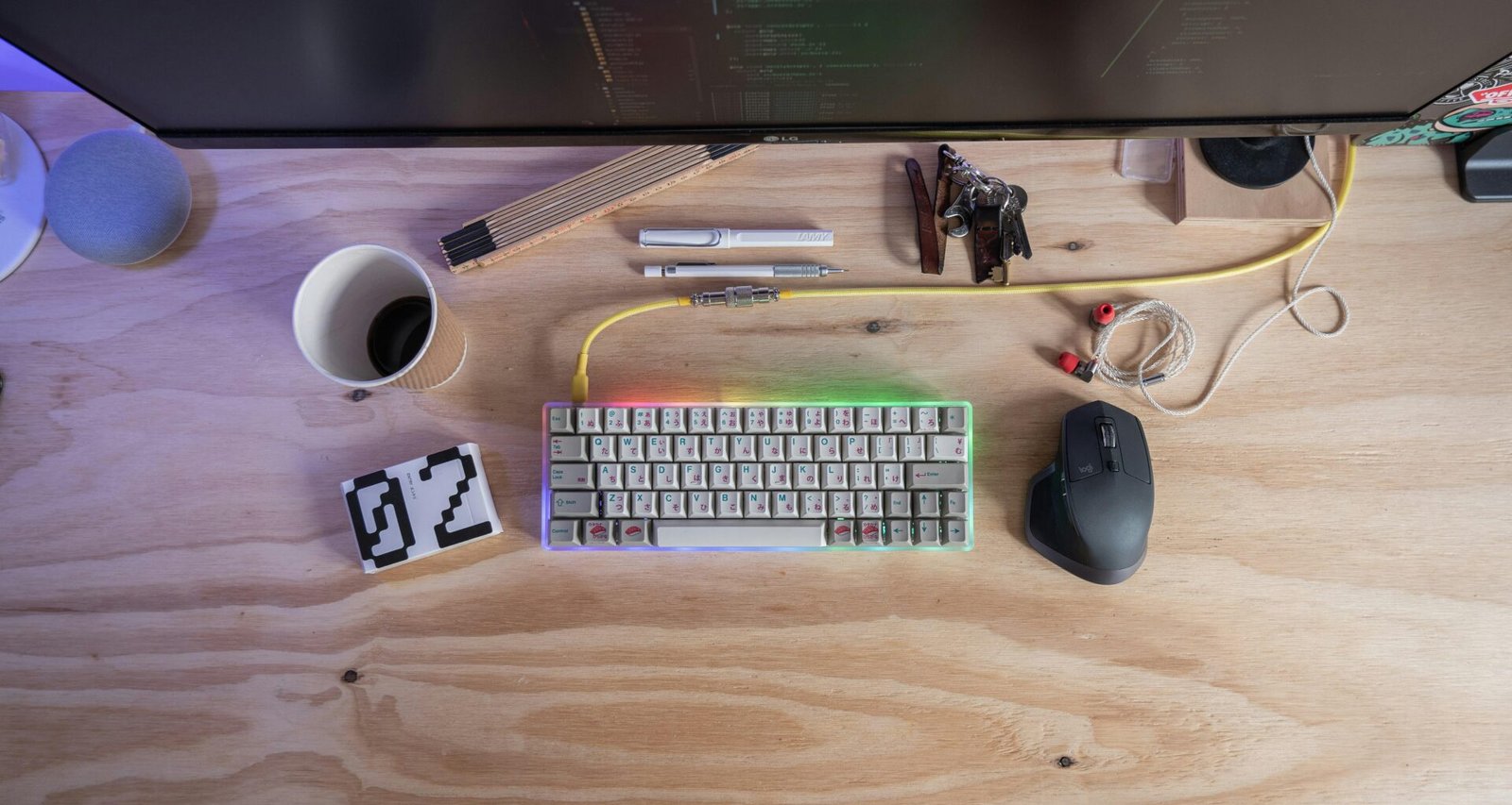 Weiße Computertastatur neben Maus auf einem hellen Schreibtisch, ideal für produktive Arbeit am Computer in modernen Büroumgebungen.