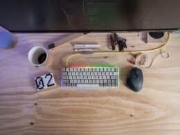 Weiße Computertastatur neben Maus auf einem hellen Schreibtisch, ideal für produktive Arbeit am Computer in modernen Büroumgebungen.