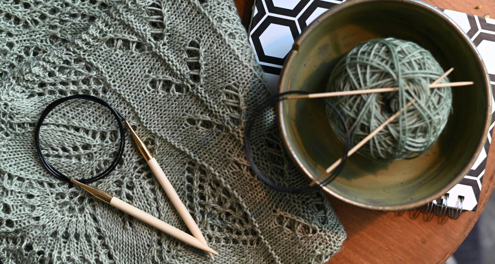 Weiße Essstäbchen ruhen auf einer Edelstahlschüssel vor neutralem Hintergrund – minimalistisches Küchenmotiv