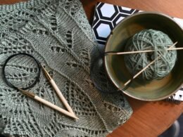 Weiße Essstäbchen ruhen auf einer Edelstahlschüssel vor neutralem Hintergrund – minimalistisches Küchenmotiv