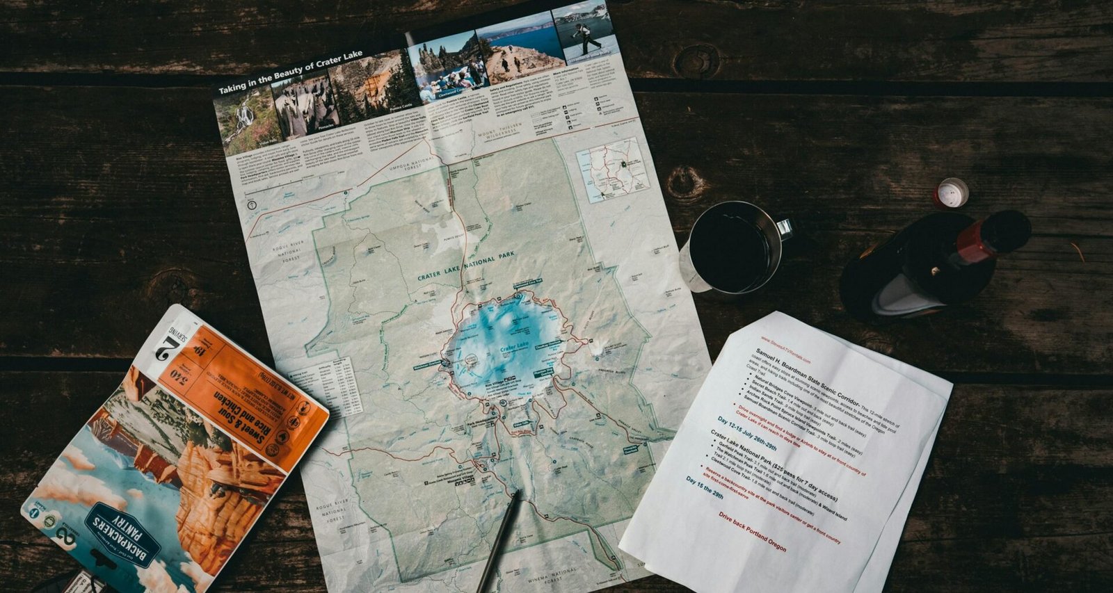 Weiße Karte neben einer Kaffeetasse auf einem modernen Schreibtisch, Symbol für digitale Planung und Organisation