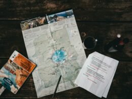 Weiße Karte neben einer Kaffeetasse auf einem modernen Schreibtisch, Symbol für digitale Planung und Organisation