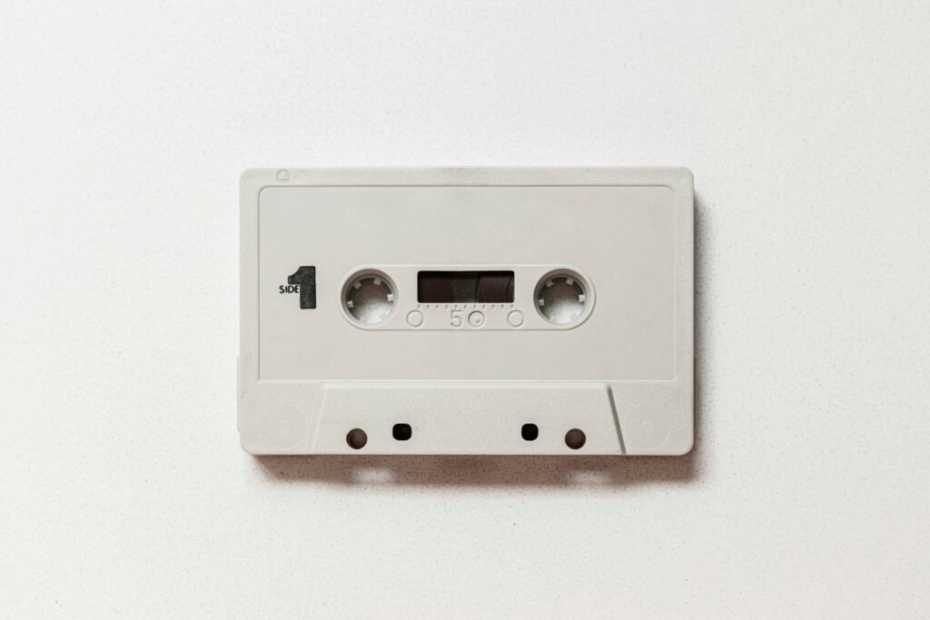 Weiße Kassette aus der Nahaufnahme, Symbol für Retro-Musikmedien und analoge Audiotechnik in der digitalen Ära