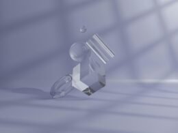 Weiße Lego-Steine liegen geordnet auf einer weißen Oberfläche und symbolisieren modulare Webtechnologien in der digitalen Welt.