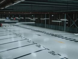 Weiße und schwarze Bodenfliesen in einem geometrischen Muster, aufgenommen aus der Vogelperspektive