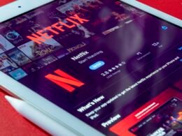 Ein eingeschaltetes weißes Tablet-Computer mit einem angezeigten Spiel auf dem Display, ideal für Beiträge zu digitalen Trends