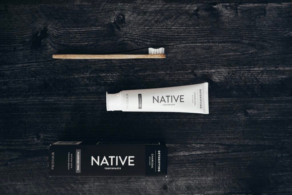 Ein weiß-schwarzes Calvin Klein Soft Tube liegt auf einer neutralen Oberfläche, schlichtes modernes Verpackungsdesign im Detail