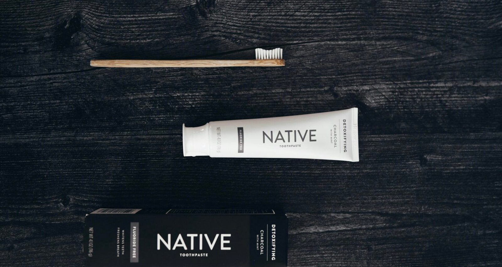 Ein weiß-schwarzes Calvin Klein Soft Tube liegt auf einer neutralen Oberfläche, schlichtes modernes Verpackungsdesign im Detail