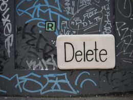 Schwarz-weißer Radiergummi liegt auf hellem Untergrund und steht für Fehlerkorrektur im Arbeitsalltag