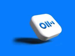 Weißer Würfel mit blauem Logo auf einem einfarbigen blauen Hintergrund, minimalistisches Designmotiv