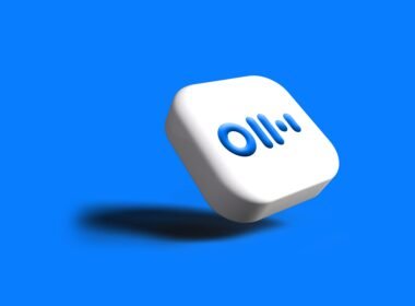 Weißer Würfel mit blauem Logo steht zentral auf einem einfarbigen blauen Hintergrund, minimalistisches Design