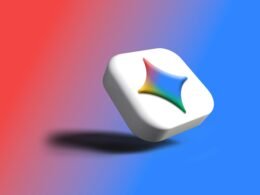 Weißer Würfel mit farbigem Stern-Logo auf einem dezenten Farbverlauf-Hintergrund, Symbol für modernes Design