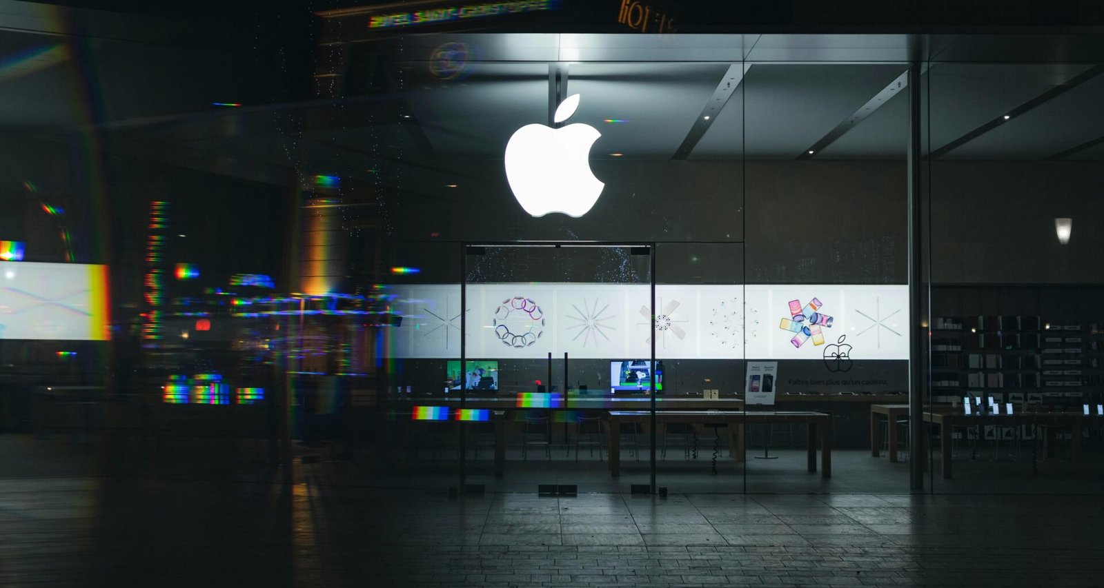 Weißes Apple Logo auf dunklem Hintergrund als Symbol für Technologie und Innovation in der Digitalbranche