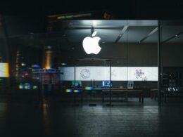Weißes Apple Logo auf dunklem Hintergrund als Symbol für Technologie und Innovation in der Digitalbranche