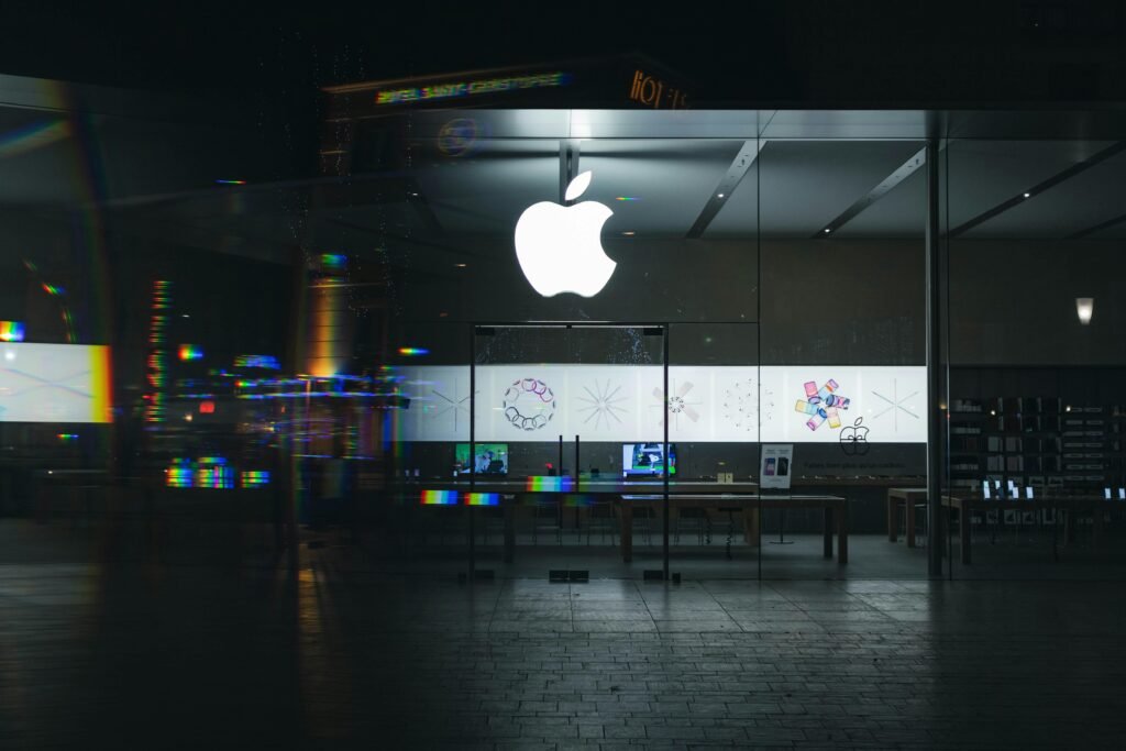 Weißes Apple Logo auf dunklem Hintergrund, Symbol für moderne Technologiebranche