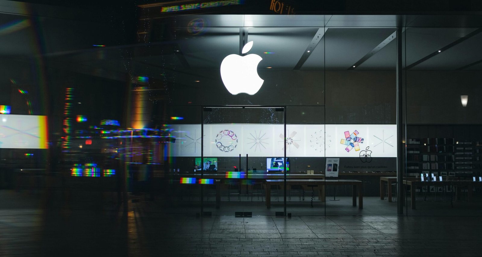 Weißes Apple Logo auf dunklem Hintergrund, Symbol für moderne Technologiebranche