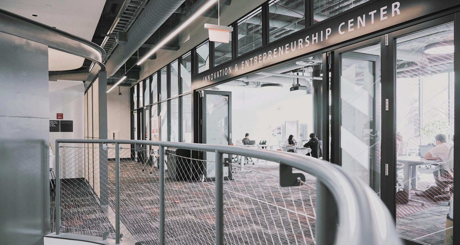 Weißes Auto geparkt vor einem modernen Gebäude am Tag, städtische Umgebung, Foto von Cloris Ying