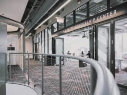 Weißes Auto geparkt vor einem modernen Gebäude am Tag, städtische Umgebung, Foto von Cloris Ying