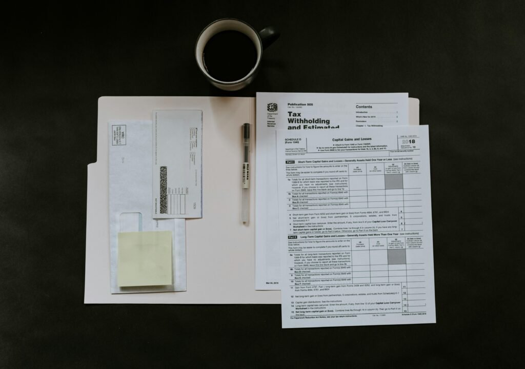 Weiße bedruckte Papierblätter liegen übereinander und zeigen Text sowie Layouts, passend zu Büro- und Marketingthemen.