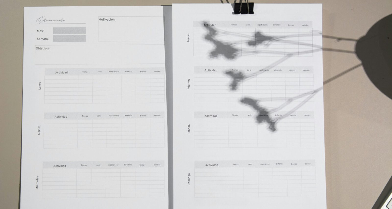 Ein Stapel weißer Druckerpapiere liegt ordentlich auf einem braunen hölzernen Tisch in einer ruhigen Umgebung.