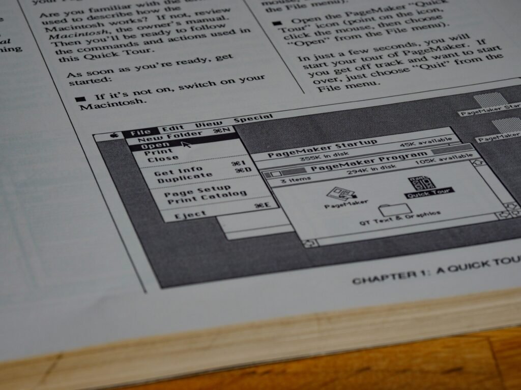 Gestapelte weiße Druckerpapiere liegen auf einem braunen Holztisch und vermitteln einen aufgeräumten Arbeitsbereich.