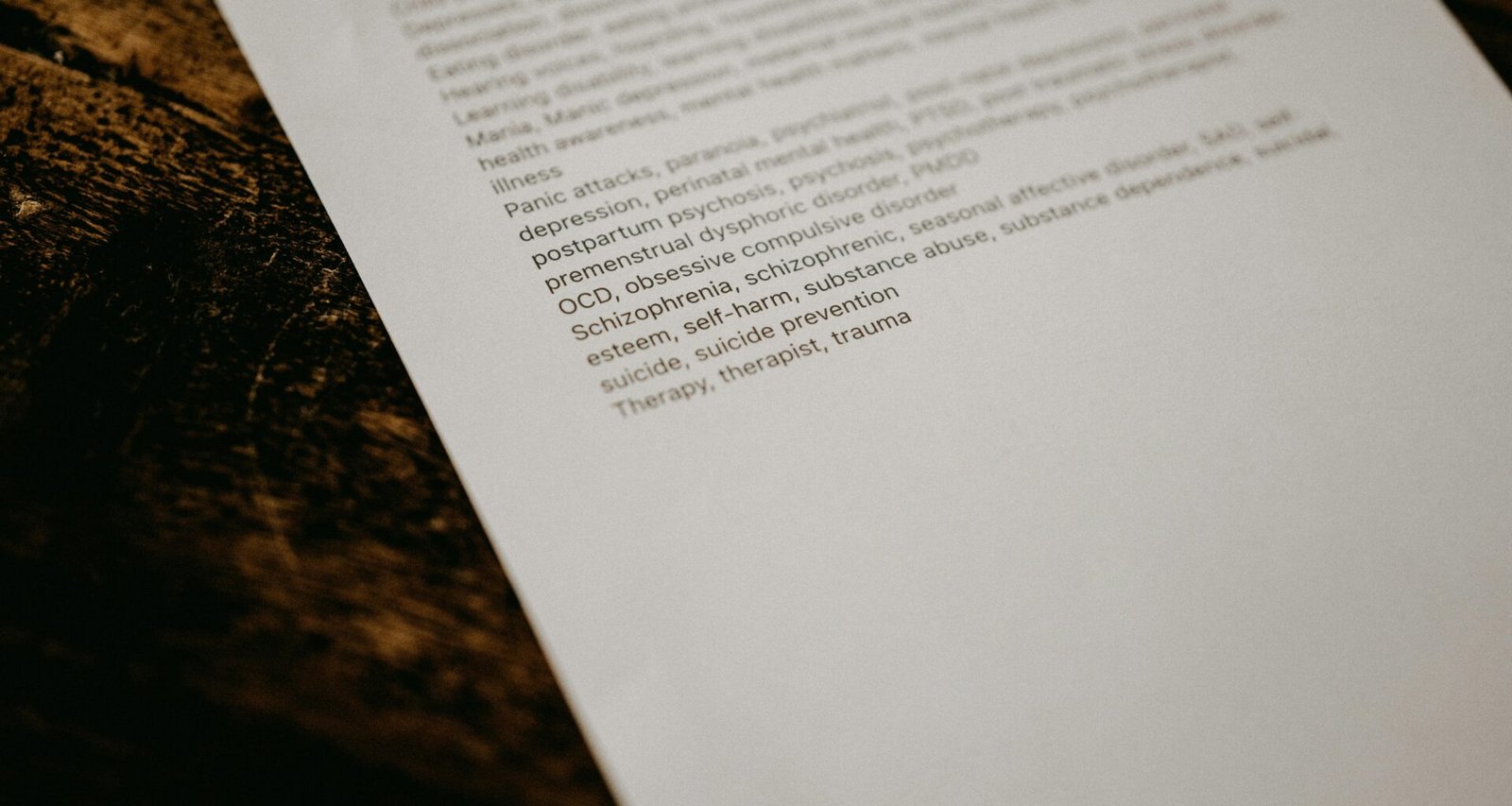 Ein Stapel weißes Druckerpapier liegt auf einem schwarzen und braunen Granittisch in moderner Büro-Umgebung.