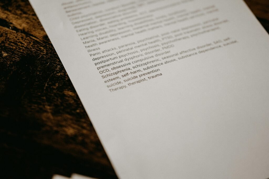Weiße Druckerpapierblätter liegen auf einem schwarzen und braunen Granittisch, ideales Motiv für Themen rund ums Büro.
