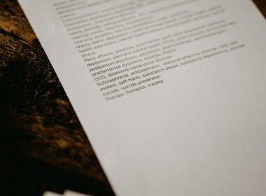 Ein Stapel weißes Druckerpapier liegt auf einem schwarzen und braunen Granittisch in moderner Büro-Umgebung.