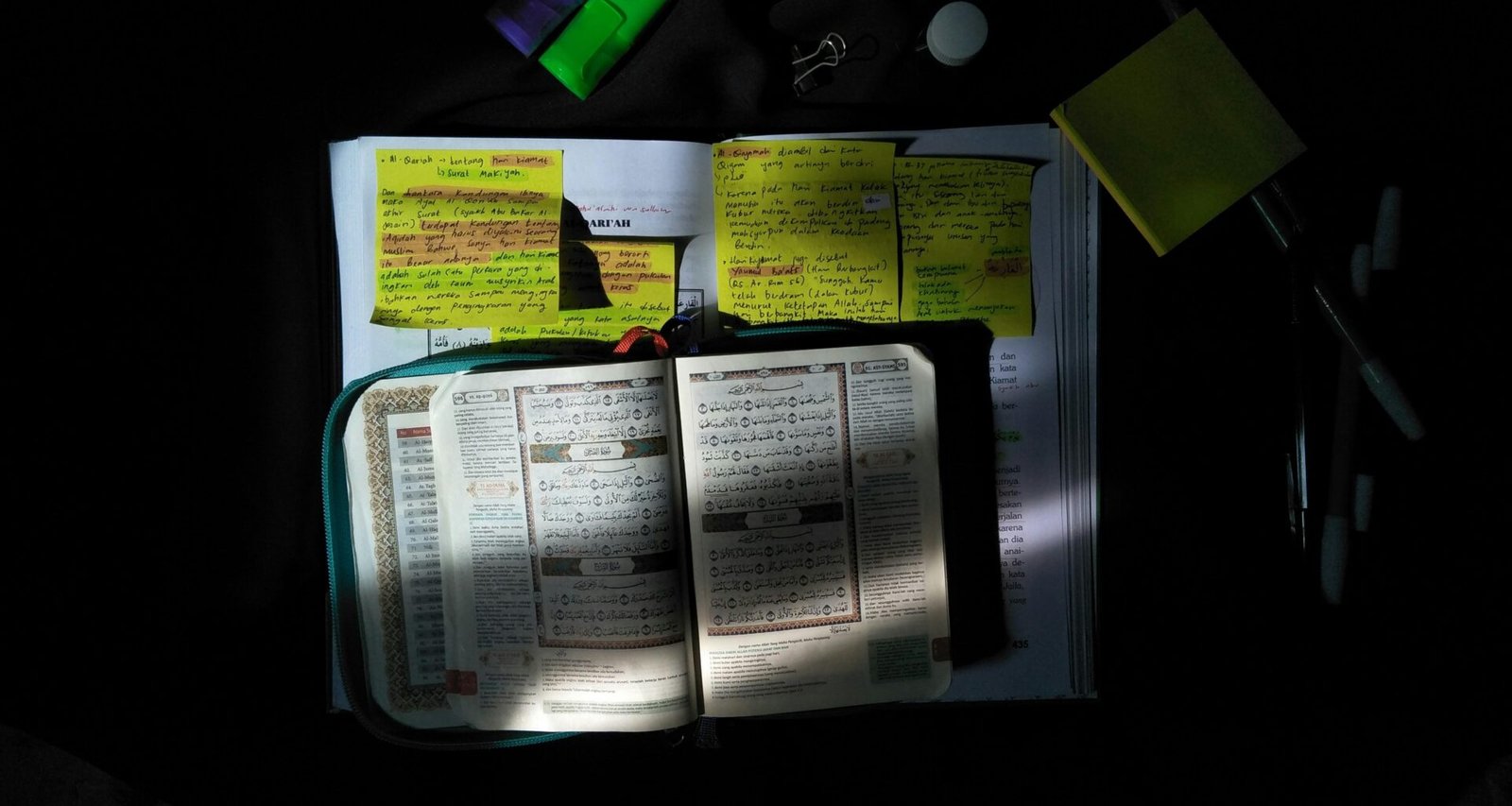 Gestapelte weiße Druckerpapierblätter auf einem schwarzen Tisch, geeignet für Büro, Homeoffice oder klassische Arbeitsumgebungen.