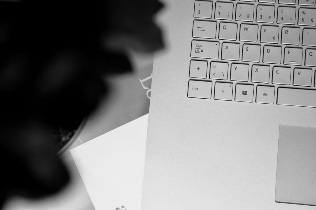 Mehrere weiße Druckerpapiere auf einer weißen Tischoberfläche, geeignet für Artikel über Bürobedarf und Organisation