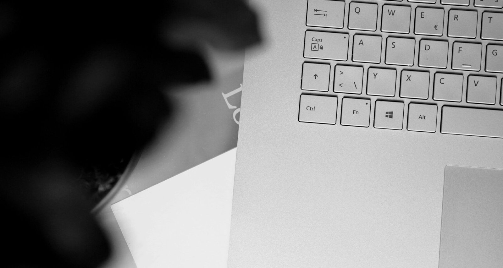 Mehrere weiße Druckerpapiere auf einer weißen Tischoberfläche, geeignet für Artikel über Bürobedarf und Organisation