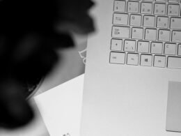 Mehrere weiße Druckerpapiere auf einer weißen Tischoberfläche, geeignet für Artikel über Bürobedarf und Organisation