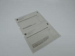 Weiße Druckerpapiere liegen ordentlich auf einer weißen Oberfläche und eignen sich für vielseitige Anwendungen.