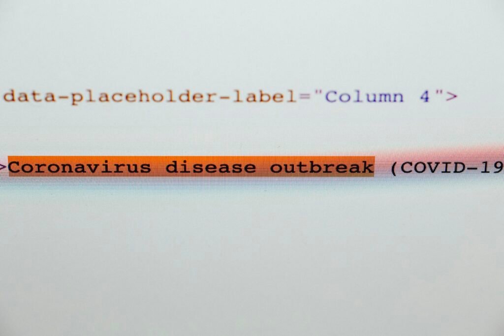 Weiße Druckerpapierblätter mit blauer Schrift, flach ausgelegt auf einem Tisch, aufgenommen für visuelle Darstellungen in Beiträgen.