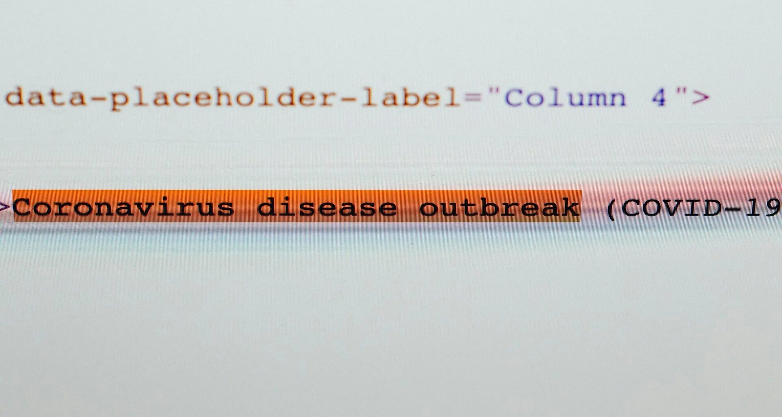 Weiße Druckerpapierblätter mit blauer Schrift, flach ausgelegt auf einem Tisch, aufgenommen für visuelle Darstellungen in Beiträgen.